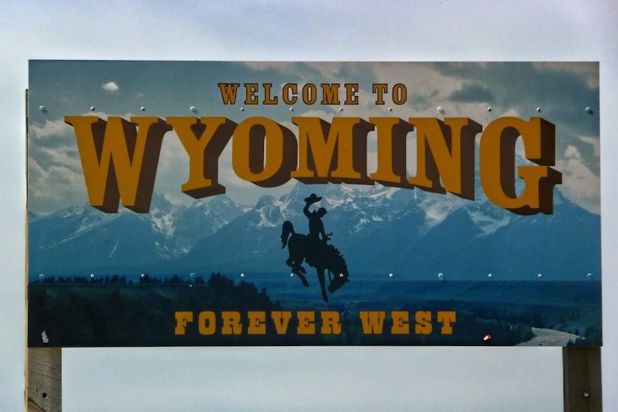 Wyoming Eviction Laws: 2025 Process & Costs